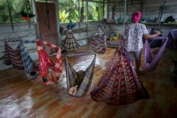 Bayi dan balita perempuan pekerja sawit tidur siang di tempat penitipan anak sementara di Sumatera, Selasa, 14 November 2017, saat orang tua mereka bekerja. (Foto: AP)