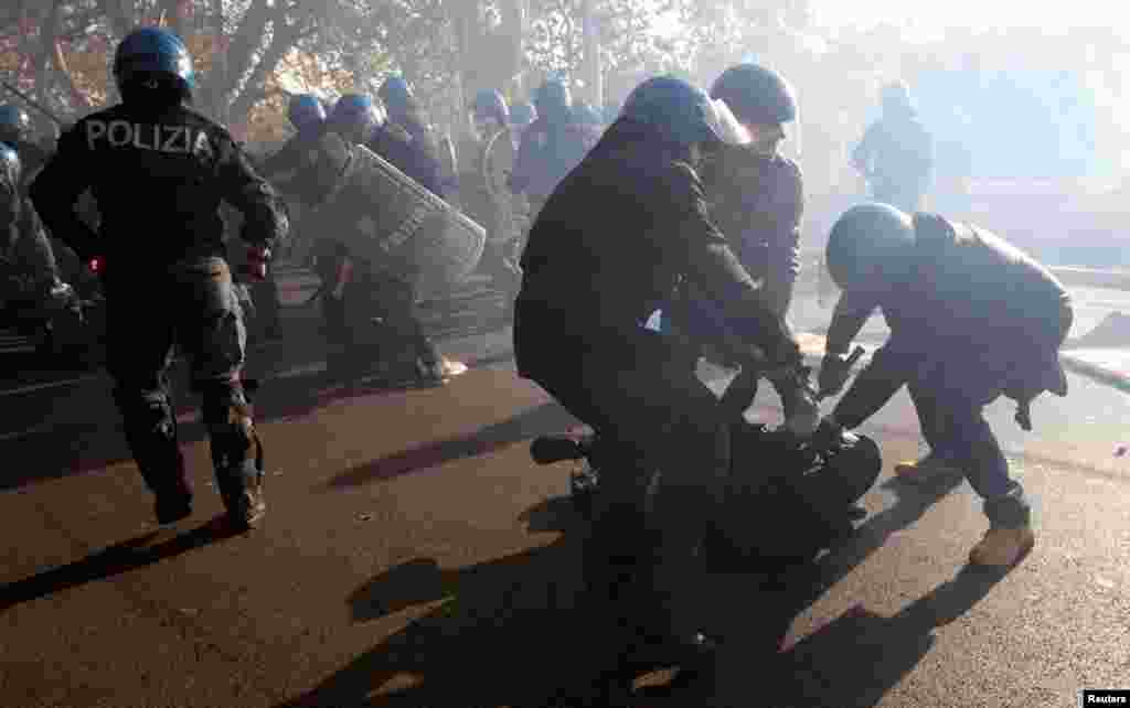 Riot police clash with students in downtown Rome, November 14, 2012.
