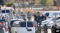 An ninh Israel được triên khai tại cổng vào khu định cư Har Adar gần Jerusalem, ngày thứ Ba 26/7/2017.(AP Photo/Mahmoud Illean) 