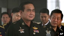 Thailand's Army commander Gen. Prayuth Chan-ocha (L) arrives at the Royal Thai Army Club in Bangkok, June 13, 2014.