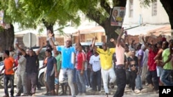 坦桑尼亚总统大选投票结束后，反对派的支持者在选举委员会外面举行庆祝活动。