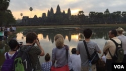 International tourists take photos of Angkor Wat temple as the sun rise in Siem Reap, Cambodia, on Sunday, January 10, 2016. (Hul Reaksmey/VOA Khmer) 