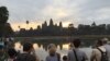 Group of international tourists were waiting for taking photos of sunrise at the dawn at Angkor Wat temple on Sunday, January 10, 2016. (Hul Reaksmey/VOA Khmer)