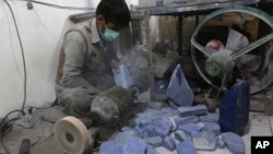 Seorang pekerja pada pabrik batu lapis lazuli di Kabul, Afghanistan (foto: ilustrasi).