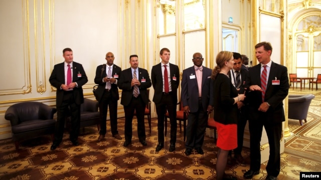 Miembros de la delegación estadounidense esperan a que termine una reunión entre el secretario de Estado, John Kerry y su contraparte iraní.