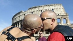 Một cặp đồng tính hôn nhau trong buổi diễn hành cho quyền của giới đồng tính ở Rome