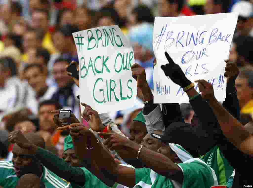 Người hâm mộ đội bóng đá Nigeria giơ bảng nói về vụ bắt cóc các thiếu nữ của nhóm Boko Haram tại trận đấu World Cup bảng F giữa Nigeria và Argentina, ở sân vận động Beira Rio ở Porto Alegre, Brazil.