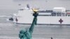 Kapal Rumah Sakit USNS Comfort melintas di depan Patung Liberty saat memasuki Pelabuhan New York di tengah wabah virus corona (COVID-19) di Kota New York, 30 Maret 2020. (Foto: Reuters)