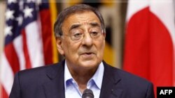 Bộ trưởng Quốc phòng Hoa Kỳ Leon Panetta nói chuyện tại Căn cứ Không quân Yokota của Nhật Bản ở ngoại ô Tokyo