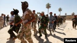 Irak ordusuna katılan Şii gönüllüler bir askeri kampta talim sırasında