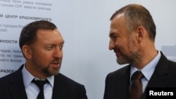 Oleg Deripaska, Presiden En+ Group, dan Andrei Melnichenko, pemegang saham utama Perusahaan Energi Batubara Siberia (SUEK) dan Perusahaan Pembangkit Siberia, di Moskow, Rusia 12 Desember 2017. (Foto: REUTERS/Sergei Karpukhin)