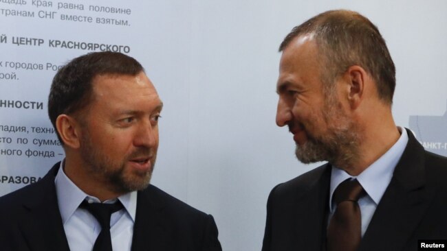 Andrei Melnichenko (djathtas) duke biseduar me Oled Deripaskan në Moskë (dhjetor 2017)