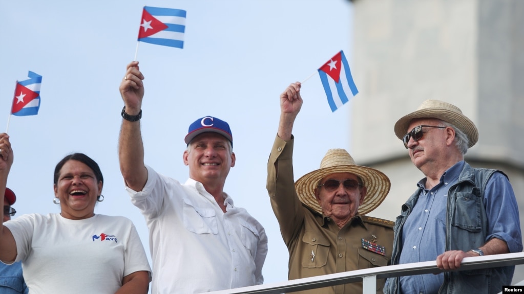 Tân Chủ tịch Cuba Miguel Diaz-Canel (thứ hai từ trái sang) và người tiền nhiệm Raul Castro (thứ hai từ phải sang).