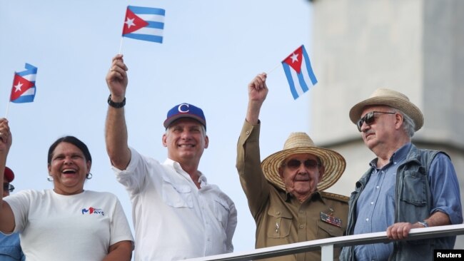 Tân Chủ tịch Cuba Miguel Diaz-Canel (thứ hai từ trái sang) và người tiền nhiệm Raul Castro (thứ hai từ phải sang).