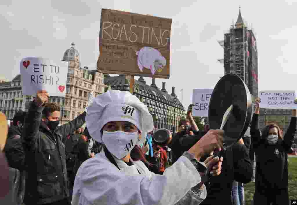 Para pekerja perhotelan melakukan aksi protes terhadap kebijakan pembatasan terbaru akibat lonjakan kasus Covid-19 di Parliament Square di London, Inggris.