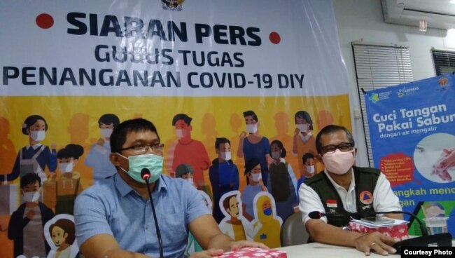 Riris Andono Ahmad (kiri) dan Biwara Yuswantono memberikan keterangan di BPBD DIY, Jumat, 1 Mei 2020. (Foto: Pool Media)