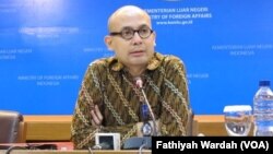 Juru bicara Kementerian Luar Negeri Arrmanatha Nasir memberikan keterangan di Jakarta (VOA/Fathiyah).