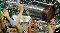 El capitán del Atlético Mineiro, Everton celebra el primer títutlo de Copa Libertadores del equipo de Minas Gerais, Brasil.