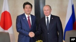 Thủ tướng Nhật Shinzo Abe và Tổng thống Nga Vladimir Putin trong cuộc gặp ở Singapore cuối năm 2018.
