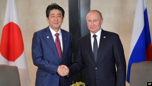 Thủ tướng Nhật Shinzo Abe và Tổng thống Nga Vladimir Putin trong cuộc gặp ở Singapore cuối năm 2018.