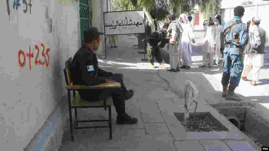 منسوبین پولیس زابل در حال تامین امنیت روز رای دهی