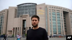 Andrew Gardner, peneliti untuk Turki Amnesty International, berfoto di luar pengadilan Istanbul, 17 Juli 2017. Enam aktivis hak asasi manusia Turki, termasuk direktur Turki Amnesty International Idil Eser dipenjara atas tuduhan membantu teroris.
