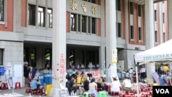 2015年8月，台灣學生和民眾在教育部前示威，反對“黑箱課綱”。 (美國之音楊明拍攝)