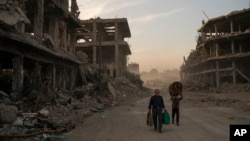 지난해 11월 이라크 모술 올드시티 주민들이 무너진 건물에서 폐품을 찾고 있다. 