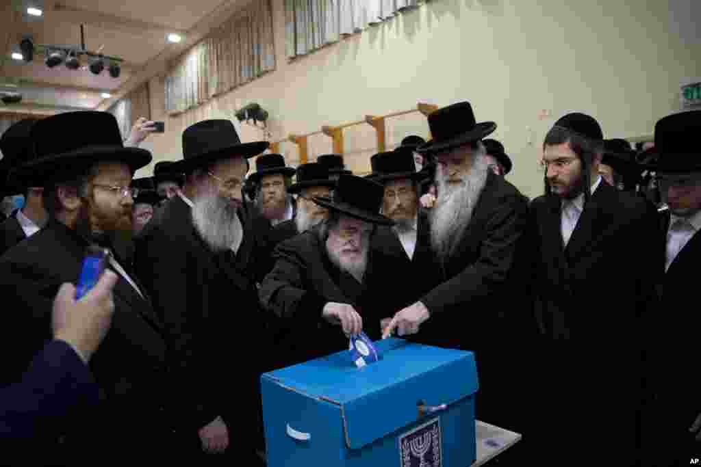  انتخابات اسرائیل؛ گروهی از روحانیون یهودی در حال رای دادن.&nbsp;
