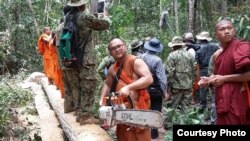 ព្រះអង្គ បូរ បេត និមន្ត​ចុះពិនិត្យ​ព្រៃឈើ​ក្នុង​តំបន់​ព្រៃឡង់ ខេត្តព្រះវិហារ កាលពី​ឆ្នាំ២០១៨។ (រូបថតផ្តល់ឲ្យ)