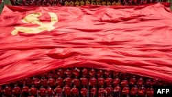 中国武汉一所大学在开学时学生展示中共党旗。（2021年9月10日）