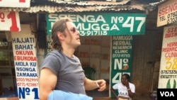 Journalist Matthew Stein scouts a location for a video shoot about datingcultures.com, a website that promotes cultural understanding by talking about how to date around the world, in Kampala, Uganda, April 10, 2015. (Steve Terrill/VOA) 