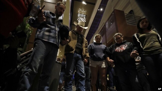 Personas rezan durante una vigilia para recordar a las víctimas de un tiroteo masivo en Thousand Oaks, California, el ocho de noviembre del 2018