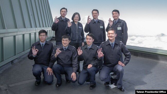 台湾总统蔡英文10月13日前往乐山雷达站视察空军侦蒐预警中心。（图片来源：台湾总统府网站）