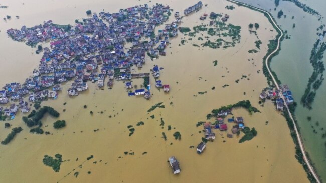从空中鸟瞰江西省上饶市鄱阳湖地区的洪涝灾情。（2020年7月15日）