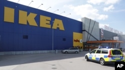 Kendaraan polisi terlihat di pintu masuk toko IKEA di Vasteras, Swedia, 10 Agustus 2015, akibat penusukan di toko tersebut.