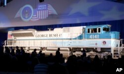 Foto del 18 de octubre de 2005, de la inauguración del tren 4141 en honor del expresidente George H.W. Bush, en la Universidad Texas A&M, en College Station, Texas.