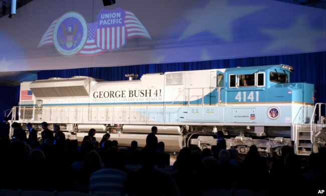 Foto del 18 de octubre de 2005, de la inauguración del tren 4141 en honor del expresidente George H.W. Bush, en la Universidad Texas A&M, en College Station, Texas.