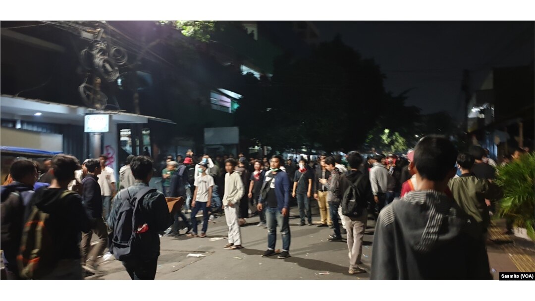 Ribuan orang dari berbagai kalangan yakni mahasiswa, pelajar, buruh dan petani menggelar aksi di sekitar gedung DPR, Jakarta Pusat, Senin (30/9/2019)