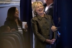 Ứng cử viên TT Đảng Dân chủ Hillary Clinton cười lớn khi trao đổi với Cố vấn Chính sách cấp cao Maya Harris (trái), em gái TNS Kamala Harris trên chuyến bay tới White Plains, N.Y., vận động tranh cử ngày 2/10/2016.