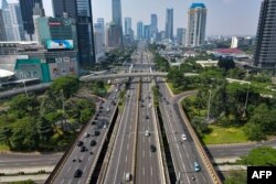Jalan-jalan sebagian sepi di Jakarta pada 3 Juli 2021, karena pemerintah memberlakukan PPKM akibat penyebaran varian Delta. (Foto: AFP/Bay Ismoyo)