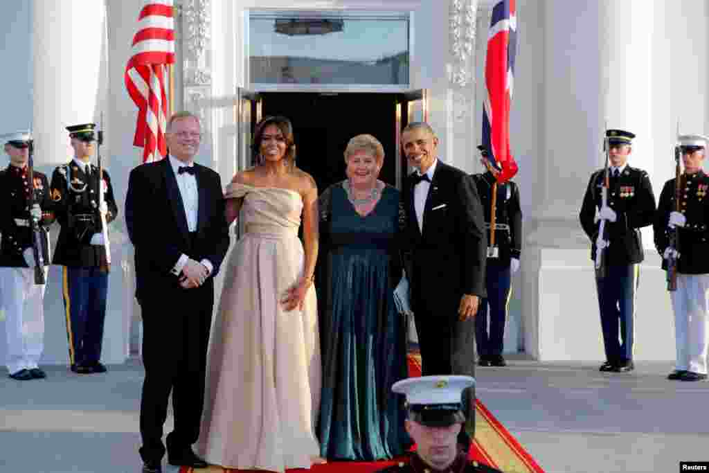 اوباما و همسرش از نخست وزیر نروژ استقبال می کنند.