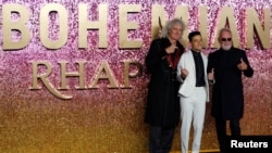 Aktor Rami Malek dan anggota grup band Queen: Roger Taylor dan Brian May hadir dalam penayangan pertama global film “Bohemian Rhapsody” di London, Inggris, 23 Oktober 2018 (foto: Reuters/Eddie Keogh)
