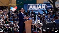 El candidato a la presidencia Julián Castro dijo estar esn desacuerdo con la construcción del muro y a favor de una reforma migratoria integral.