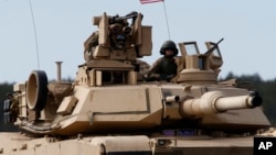 Американський танк "Абрамс" у Литві. Характерний пустельний колір, який вирізняв американську техніку у Європі тепер буде змінено на зелений.