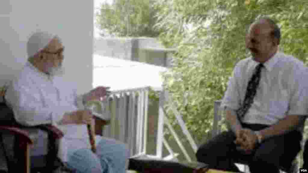 قاسم شعله سعدی از دیگر نامزدهای یازدهمین دوره انتخابات ریاست جمهوری ایران است که در روز نخست ثبت نام نامزدها(روز سه شنبه) آمادگی خود را برای ریاست جمهوری رسما اعلام کرد و گفت که از تمام پیچ و خم های قانون اساسی آگاه است و از این روی، نامزد ذی صلاحی است. در این تصویر، قاسم شعله سعدی همراه آیت الله منتظری دیده می شود.