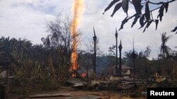 Kobaran api dari sumur minyak yang terbakar di desa di Peureulak, Provinsi Aceh, 25 April 2018.