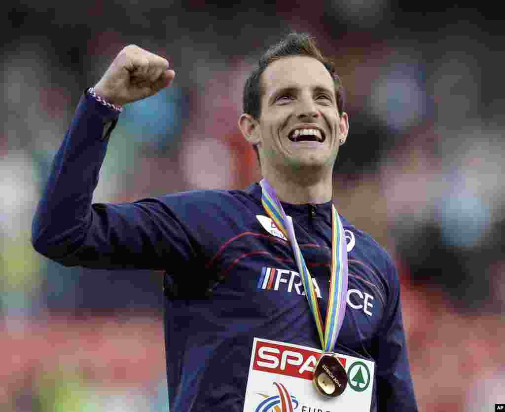 Renaud Lavillenie de France célèbre sa médaille d&#39;or en pôle finale du saut à la perche missieurs au cours des Championnats d&#39;Europe d&#39;athlétisme à Zurich, en Suisse, samedi 16 août 2014.