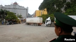 Nhân viên bảo vệ biên giới canh gác tại cửa khẩu Tân Thanh ở Lạng Sơn giáp với Trung Quốc. 