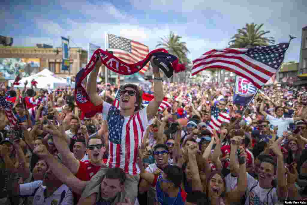 Para pendukung timnas AS merayakan gol saat nobar tim AS melawan Ghana di Hermosa Beach, California.